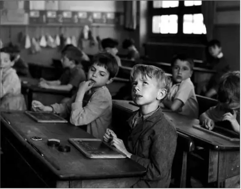 L'information scolaire by Robert Doisneau